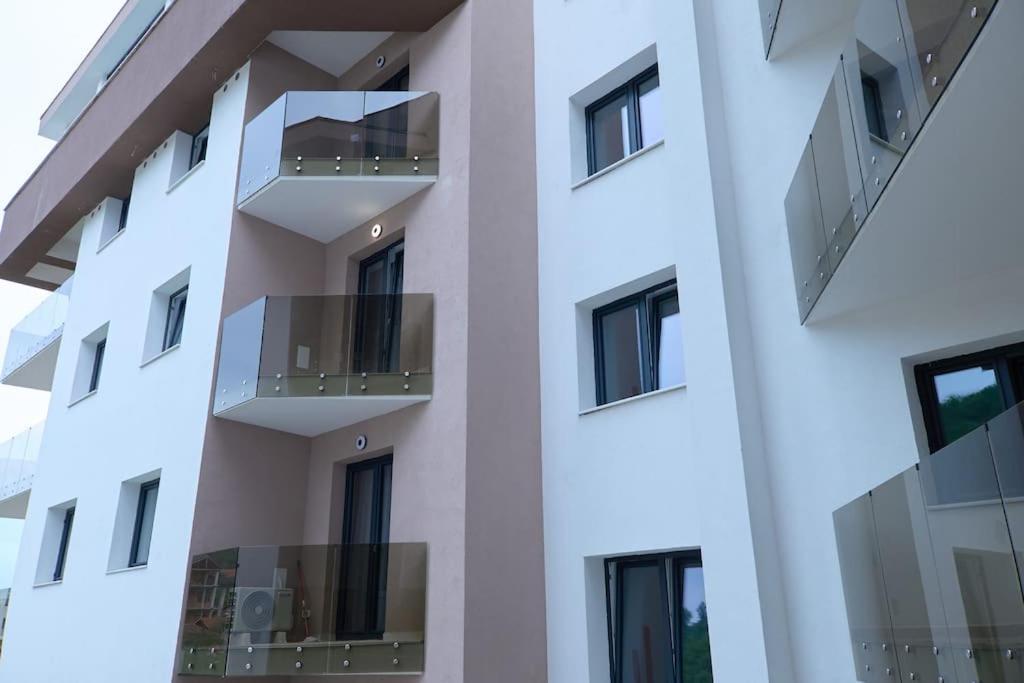 City Center Accommodation - 308 Решица Экстерьер фото