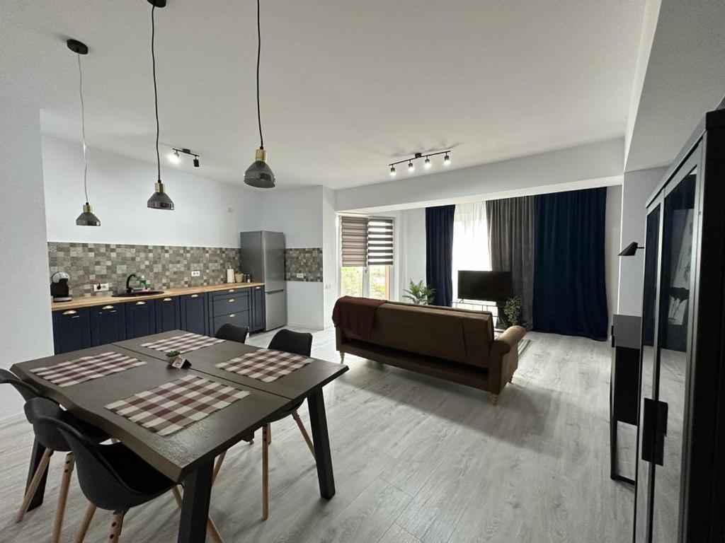 City Center Accommodation - 308 Решица Экстерьер фото